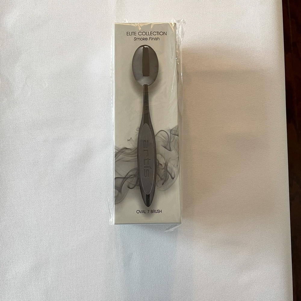 Artis Elite Smoke Oval Makeup Brush. #7 . NWT